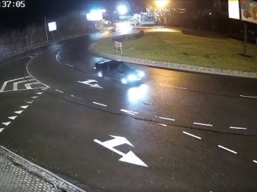 У Луцьку водій влаштував небезпечний дрифт на кільці. ВІДЕО