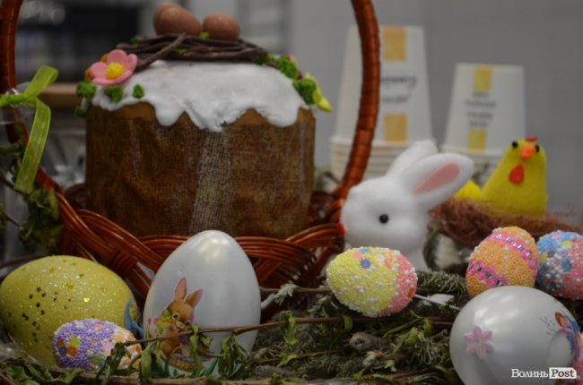 Традиційні писанки, яскраві курчатка і апетитні паски: великодній Луцьк. ФОТОРЕПОРТАЖ