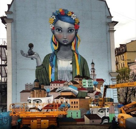 У Києві малюють 15-метрове патріотичне графіті. ФОТО