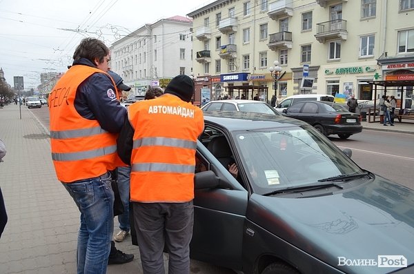 У Луцьку «Автомайдан» вчив водіїв паркуватися. ФОТО