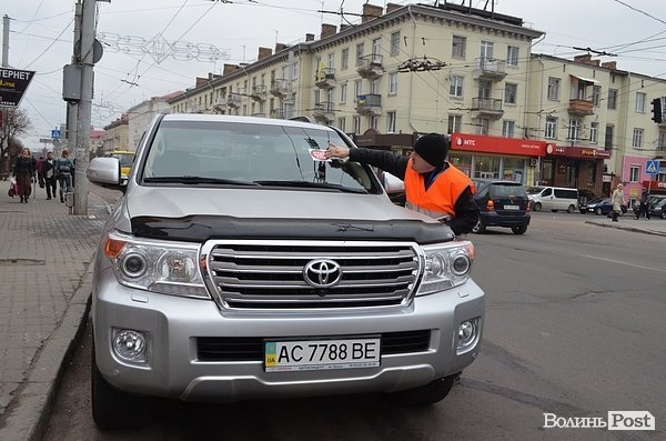 У Луцьку «Автомайдан» вчив водіїв паркуватися. ФОТО