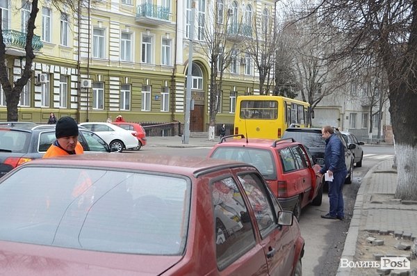 У Луцьку «Автомайдан» вчив водіїв паркуватися. ФОТО