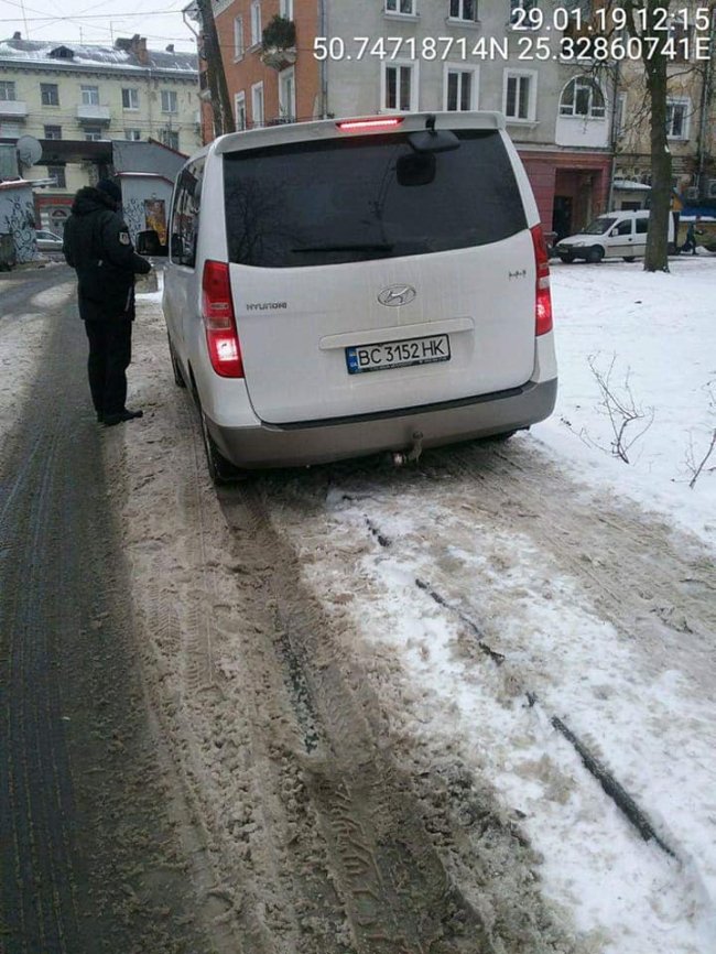 У Луцьку за паркування на тротуарі чи в зеленій зоні – протокол. ФОТО