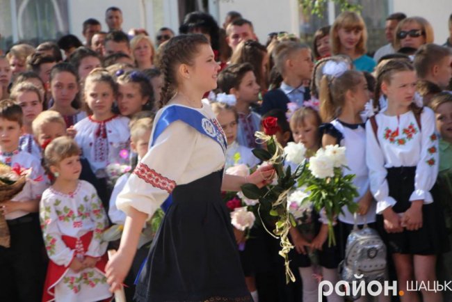 Волинські випускники зворушливо подякували вчительці