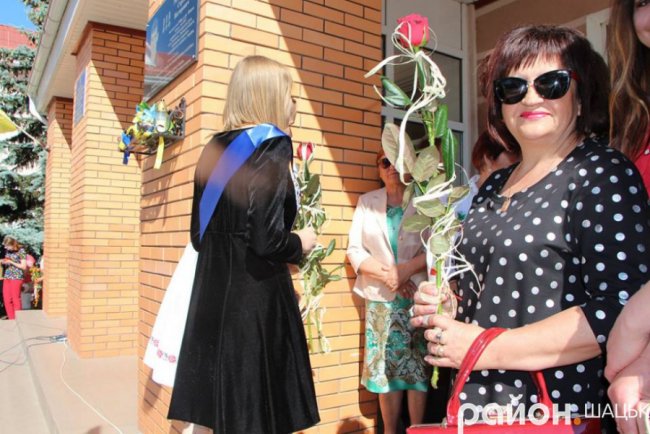 Волинські випускники зворушливо подякували вчительці