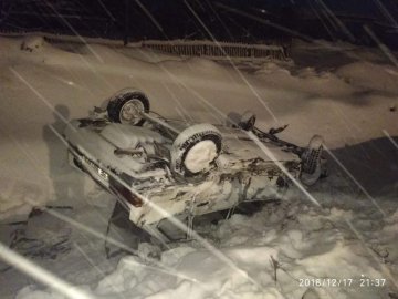 Автівка злетіла в кювет та перевернулась на дах: на Волині – автопригода з потерпілими. ФОТО