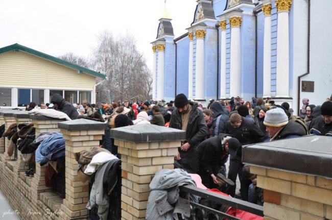 Церква, медики, тіла: священик з Волині показав трагічні кадри з протистояння на Майдані 5-річної давності