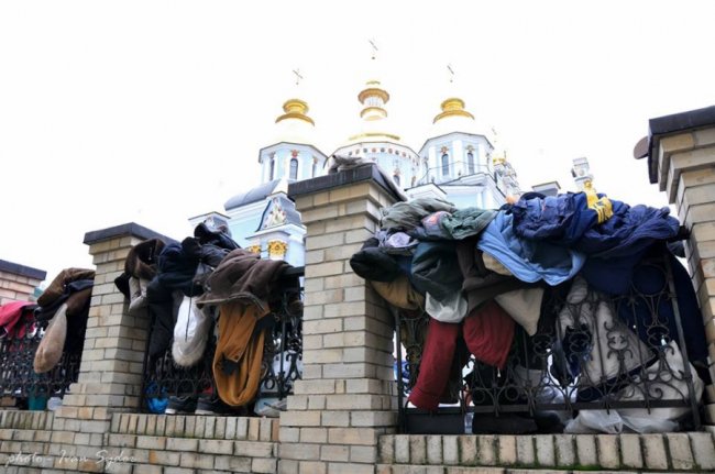 Церква, медики, тіла: священик з Волині показав трагічні кадри з протистояння на Майдані 5-річної давності