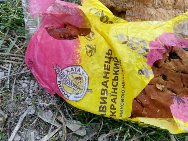 На Рівненщині біля дороги викинули цілу автівку хліба. ФОТО