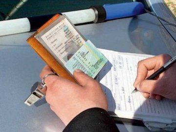 На Волині поліція затримала водія із фальшивими документами