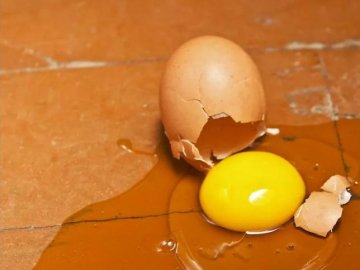 Кидав яйця у вікна і лякав охоронця: у Луцьку чоловік хуліганив у ліцеї