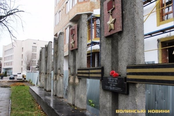 Чому у центрі міста зносять стелу Героям Радянського Союзу. ФОТО