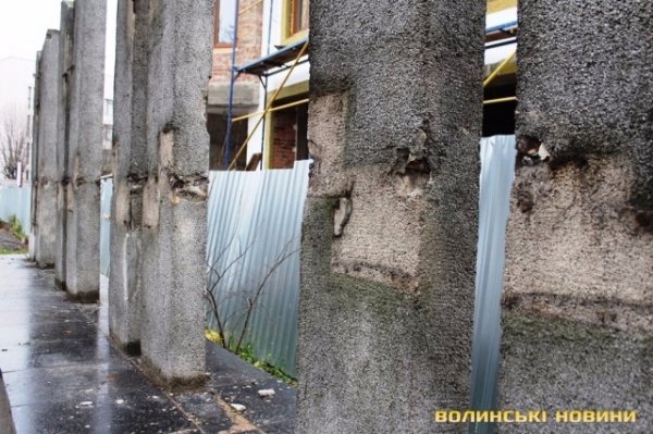 Чому у центрі міста зносять стелу Героям Радянського Союзу. ФОТО