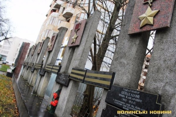 Чому у центрі міста зносять стелу Героям Радянського Союзу. ФОТО