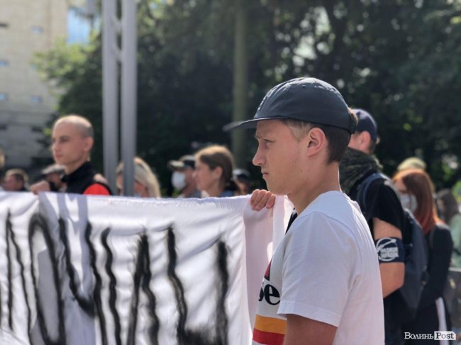 «Ватного реваншу не буде»: біля поліції у Луцьку відбувся мітинг. ФОТО