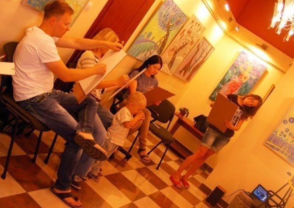 Еротичне мистецтво: у луцькій галереї малюють з натури. ФОТО