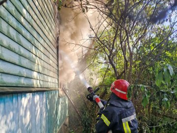 На Волині з палаючого будинку врятували чоловіка