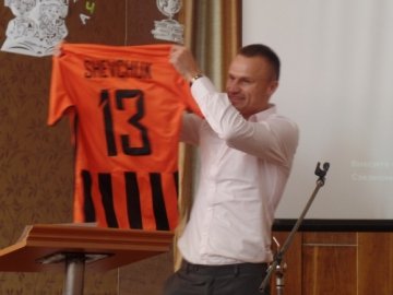 Відомий український футболіст першого вересня відвідав рідну школу в Луцьку. ФОТО