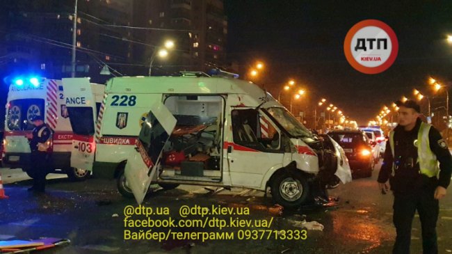 В лікарні – троє дітей: в Києві трапилась смертельна аварія за участю «швидкої». ФОТО