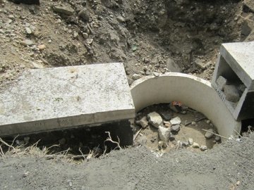 Лучанин погрожує зливову каналізацію залити бетоном