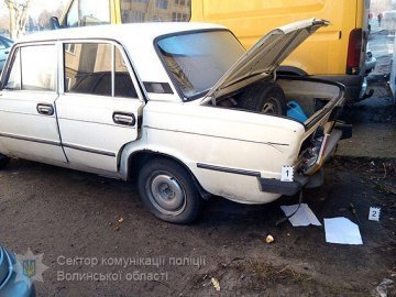 На Волині обікрали припарковане в дворі авто