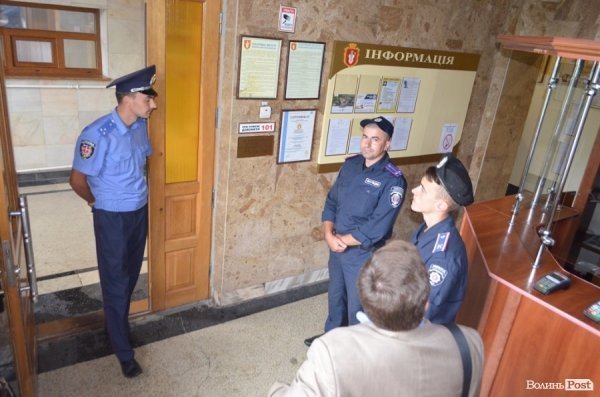 Лучанин помився в міській раді на очах у депутатів. ФОТО. ВІДЕО