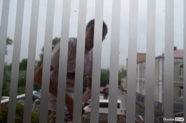 Лучанин помився в міській раді на очах у депутатів. ФОТО. ВІДЕО