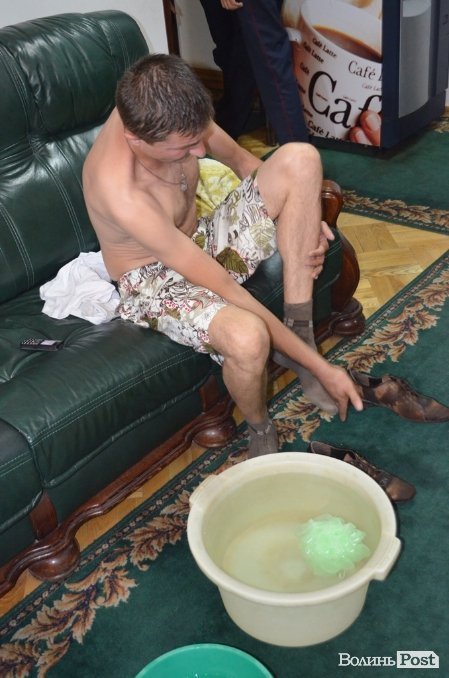 Лучанин помився в міській раді на очах у депутатів. ФОТО. ВІДЕО