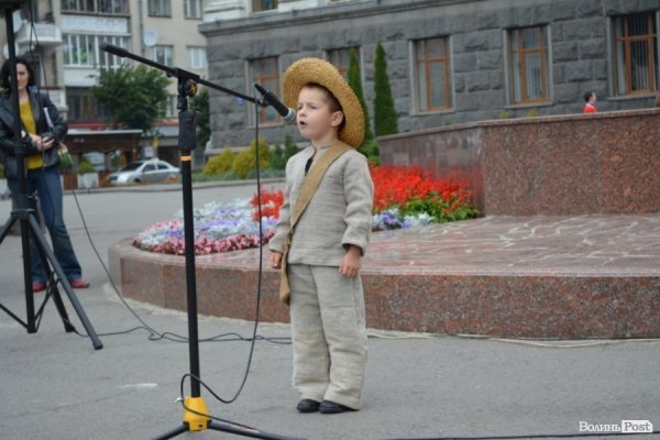 У Луцьку масово читали Шевченка. ФОТО