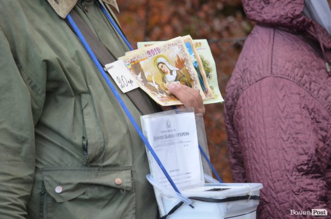 Килим із квітів та цілування рук: як у Луцьку зустріли Онуфрія. ФОТОРЕПОРТАЖ