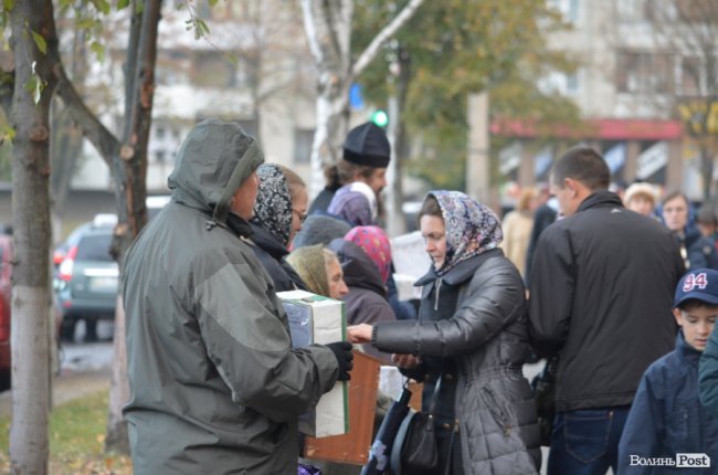 Килим із квітів та цілування рук: як у Луцьку зустріли Онуфрія. ФОТОРЕПОРТАЖ