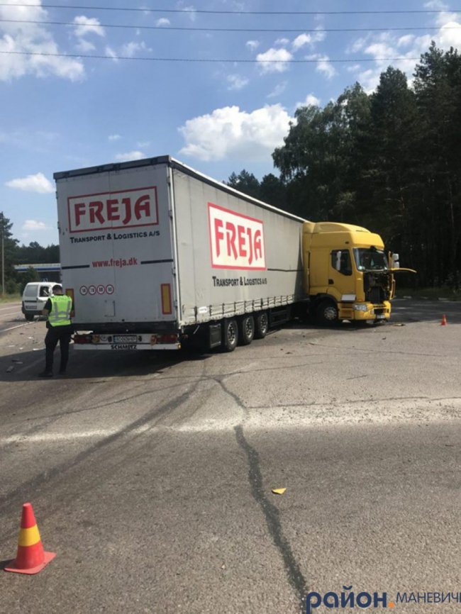 Аварія на Волині: причіп від авто протаранив пост поліції. ФОТО