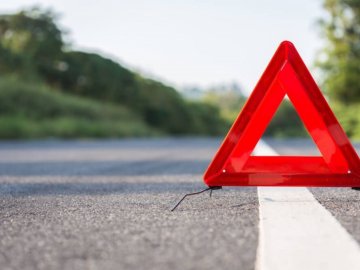 На Волині автомобіль зіткнувся з трактором: 53-річного водія госпіталізували. ФОТО