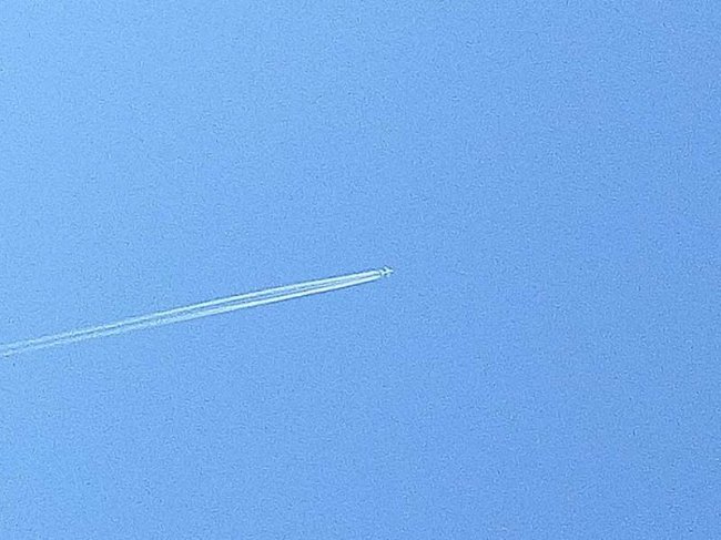 У небі над Волинню помітили найбільший у світі літак. ФОТО