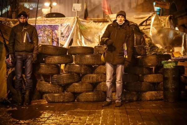 Ніч на Майдані в очікуванні штурму. ФОТО