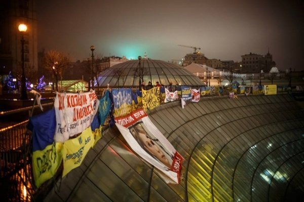 Ніч на Майдані в очікуванні штурму. ФОТО