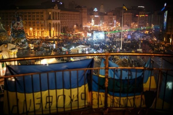 Ніч на Майдані в очікуванні штурму. ФОТО