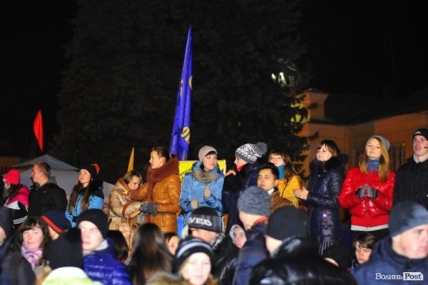 Як у Луцьку музиканти розважали люд на Євромайдані. ФОТО. ВІДЕО