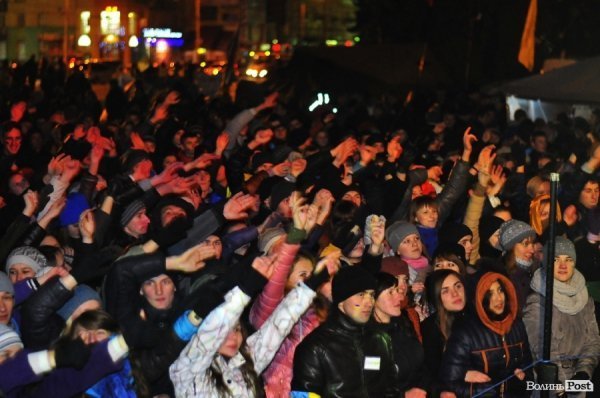 Як у Луцьку музиканти розважали люд на Євромайдані. ФОТО. ВІДЕО