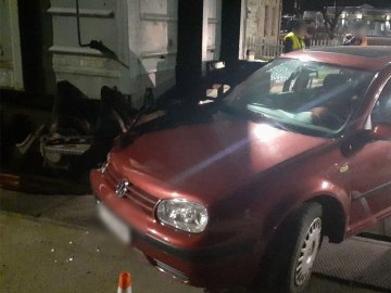 На залізничному переїзді у Луцьку авто зіткнулося з вагоном