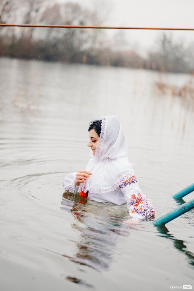Водохреще у Луцьку: освячення води в річці Стир та занурення лучан. ФОТОРЕПОРТАЖ