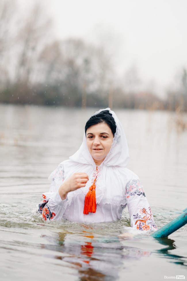 Водохреще у Луцьку: освячення води в річці Стир та занурення лучан. ФОТОРЕПОРТАЖ