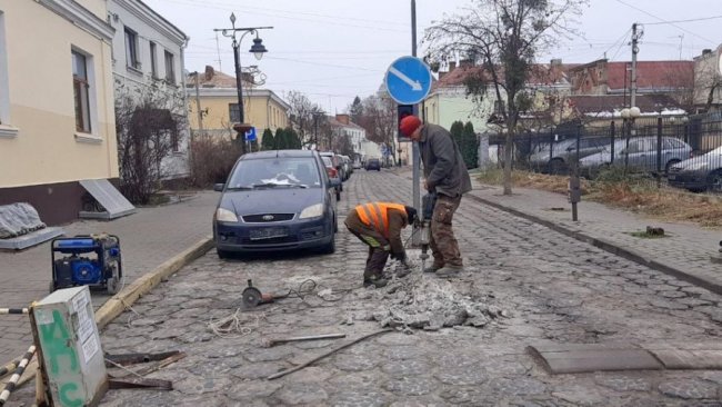 У Старому місті демонтують боларди та бетонні обмежувачі руху. ФОТО
