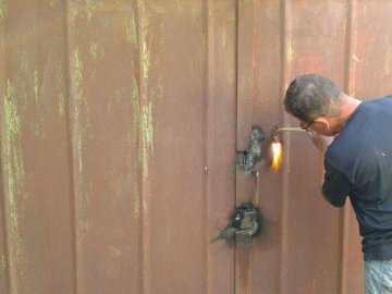 У Луцьку знесли «незаконні» гаражі