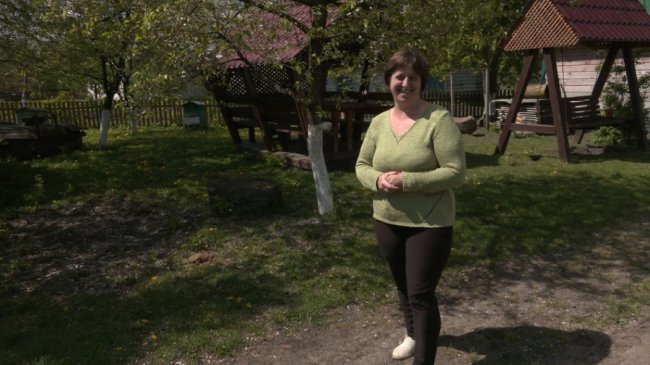 Пасічник з Волині майструє вулики з очерету. ВІДЕО