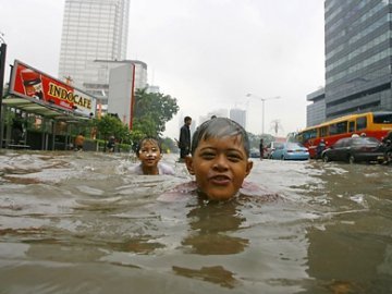3-метрова повінь у Джакарті затопила палац президента. ВІДЕО