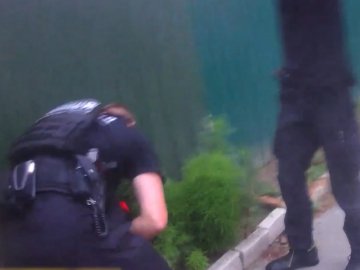 У Луцьку патрульні з погонею та переслідуванням затримували грабіжників, які рухалися на авто. ВІДЕО