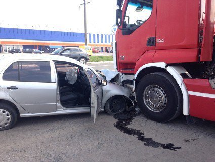 Під Луцьком фура зім'яла «передок» легковика. ФОТО
