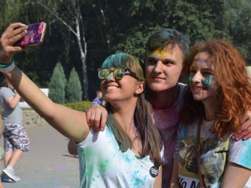 Кольорова подія року: як у Луцьку святкують День молоді. ФОТО