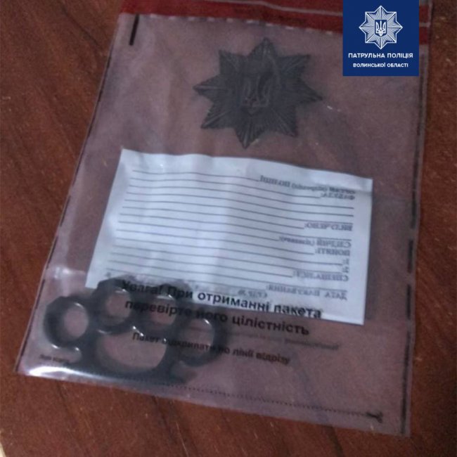 Ховав наркотики у масці: вночі у Луцьку затримали правопорушника